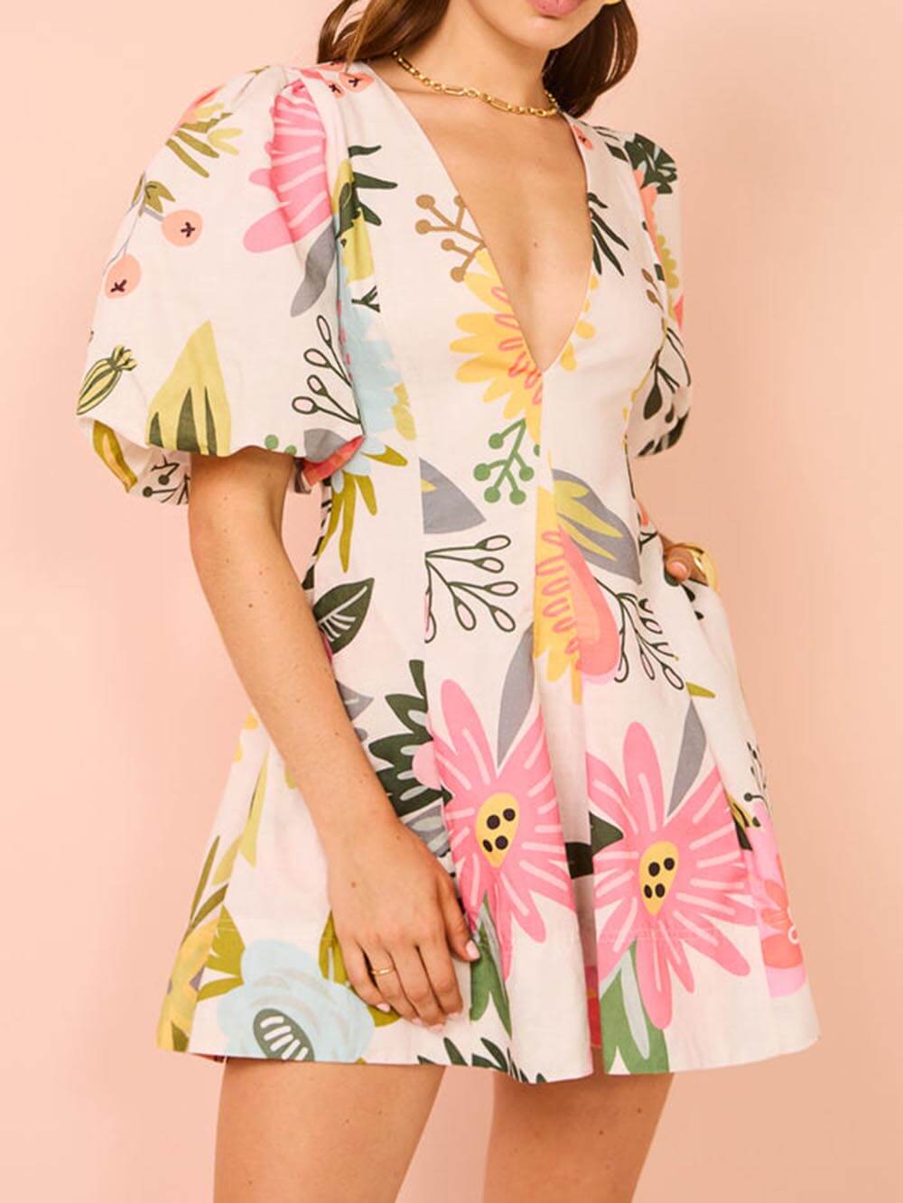Korte jurk met bloemenprint en pofmouwen