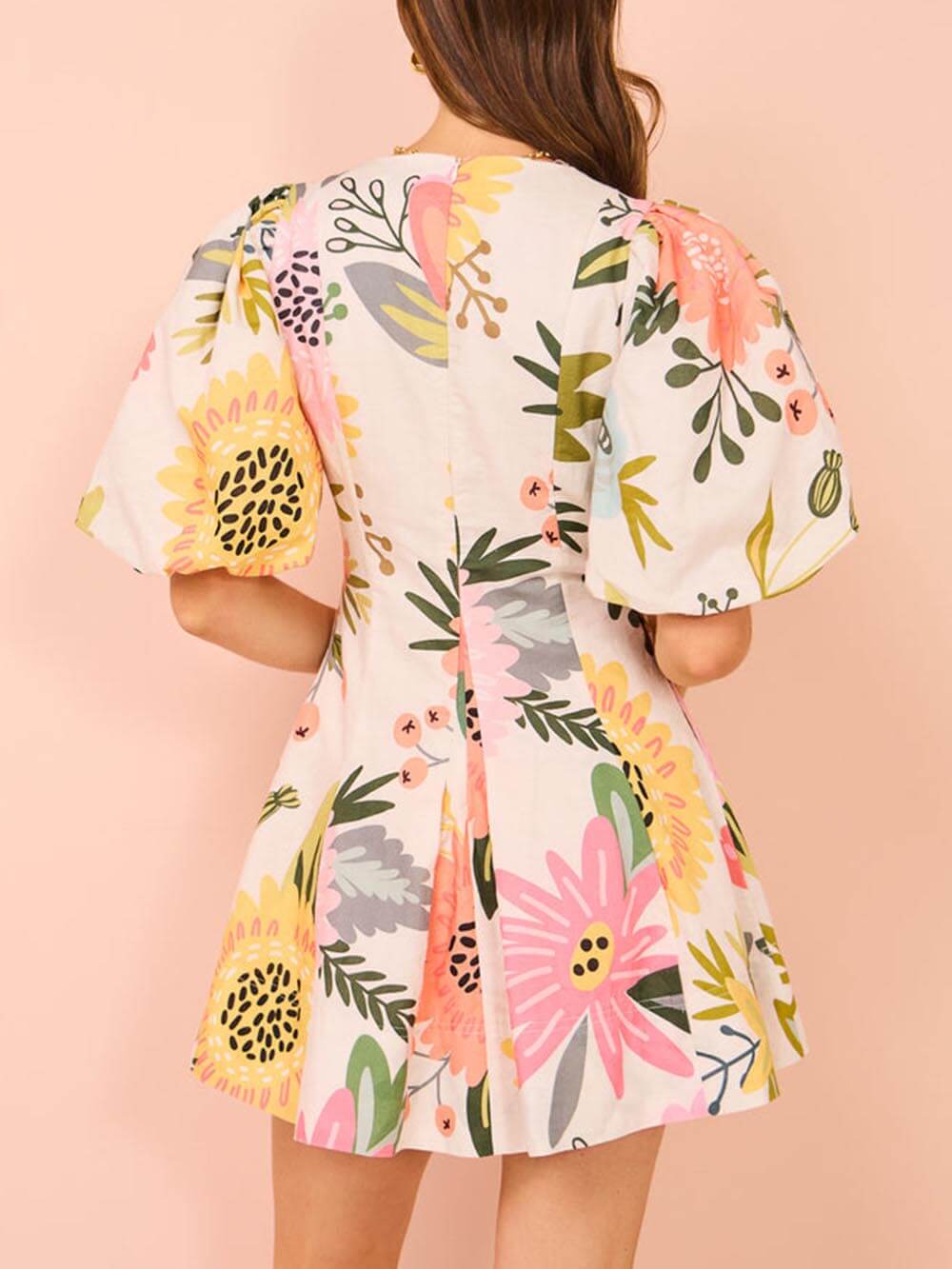Korte jurk met bloemenprint en pofmouwen