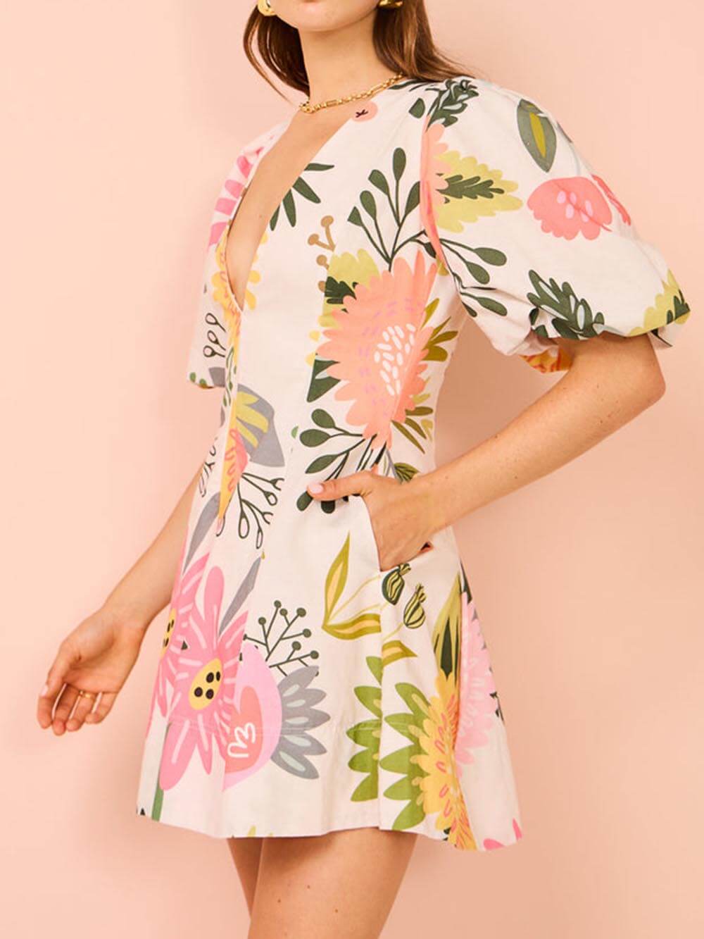 Korte jurk met bloemenprint en pofmouwen